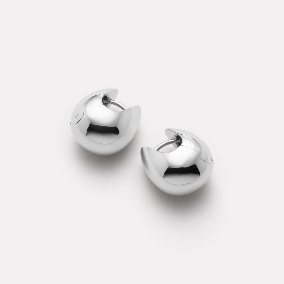 Mode Huggie Earrings