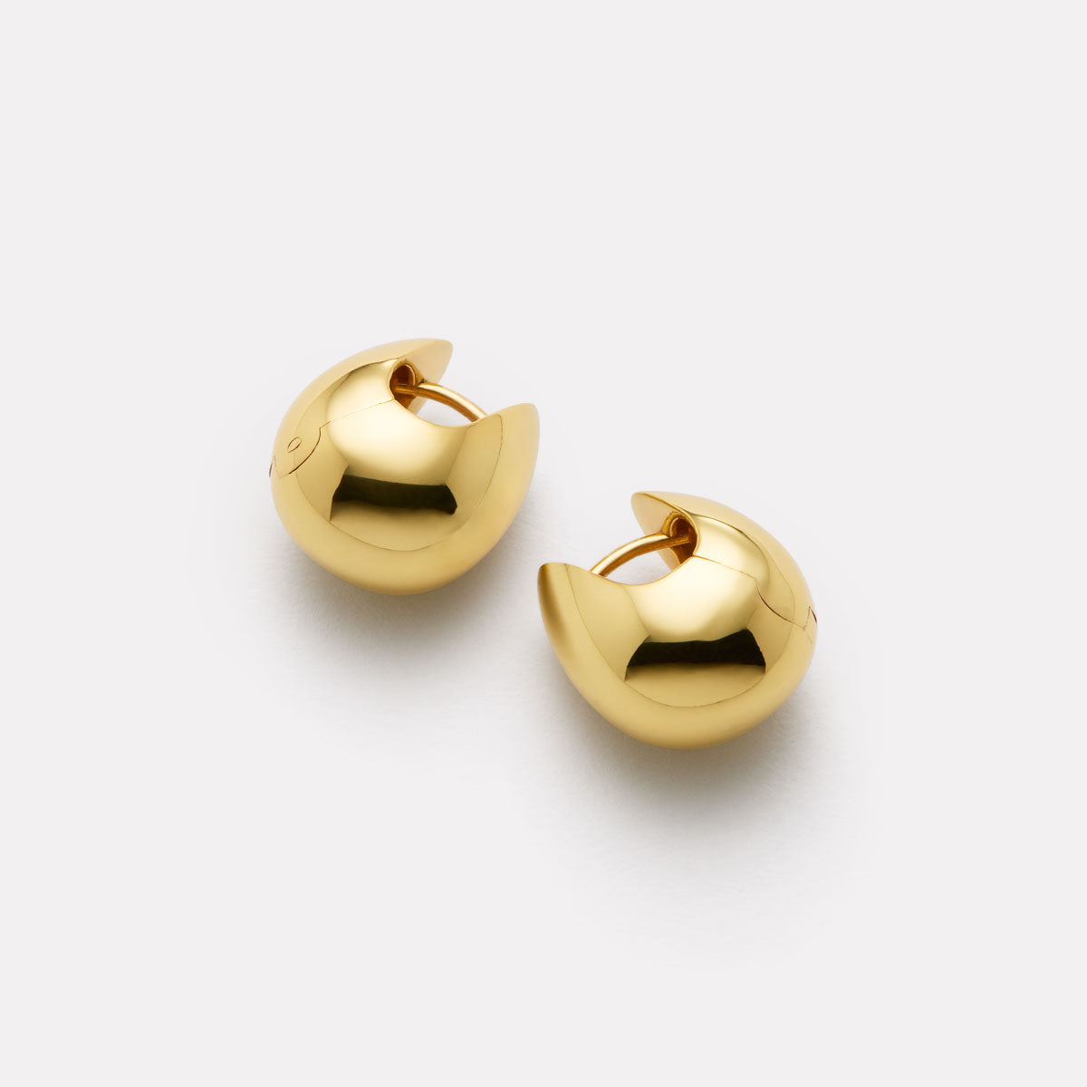 Mode Huggie Earrings