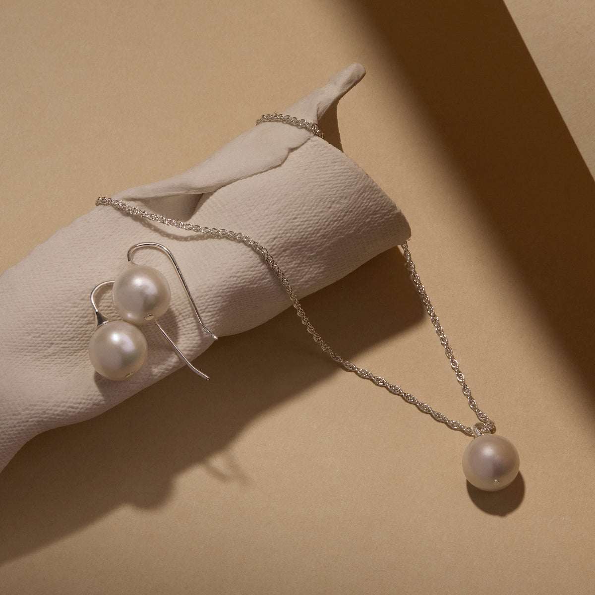 Luna Pearl Earrings